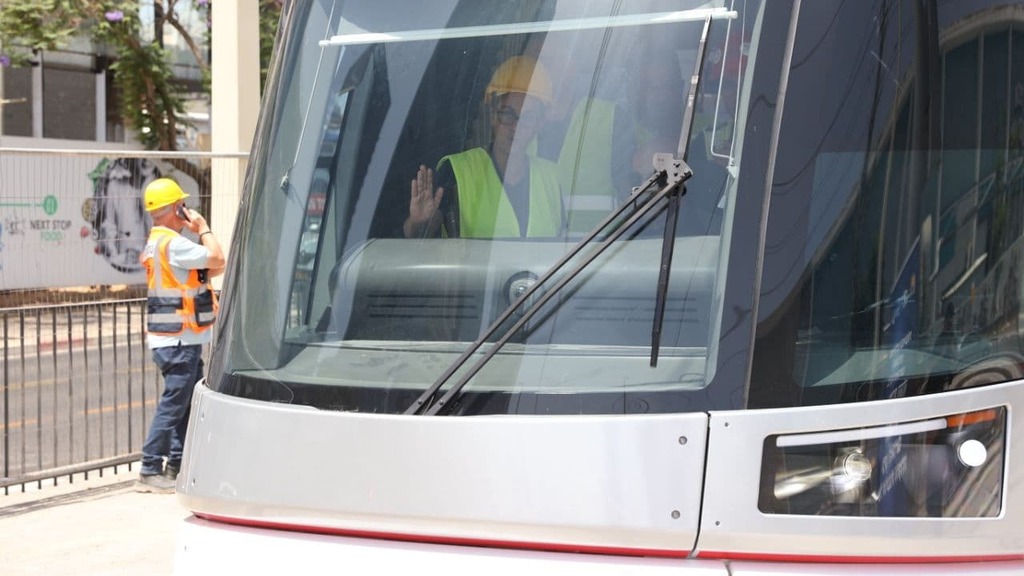 "נסיעה זמינה, נגישה, בטוחה ומהירה". הרכבת הקלה (צילום: מוטי קמחי) אירוע לציון תחילת נסיעות המבחן של קו הרכבת הקלה בפתח תקווה