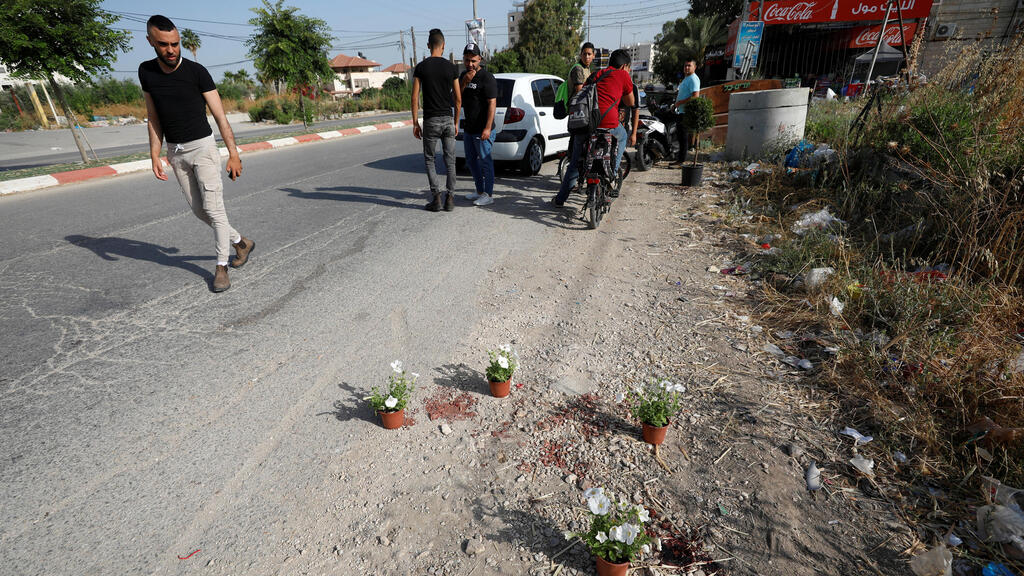Bloodstains are seen on the ground at the shooting scene in Jenin (Photo: Reuters) תקרית חריגה בג'נין: 3 פלסטינים, בהם מחבל נהרגו בחילופי אש עם מסתערבים