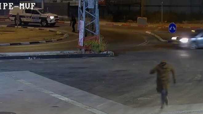 אחד העבריינים נמלט מהמשטרה. מתוך התיעוד (צילום: דוברות המשטרה) תיעוד אירוע ירי חריג ביישוב בענה בו נפצע באורח בינוני שוטר בקרב יריות עם עבריינים