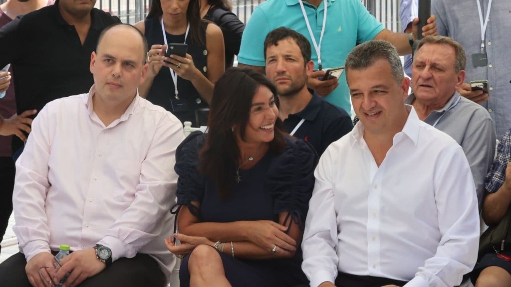 גם ראש העיר כרמל שאמה באירוע (צילום: מוטי קמחי) כרמל שאמה הכהן ומירי רגב באירוע לציון תחילת נסיעות המבחן של קו הרכבת הקלה בפתח תקווה