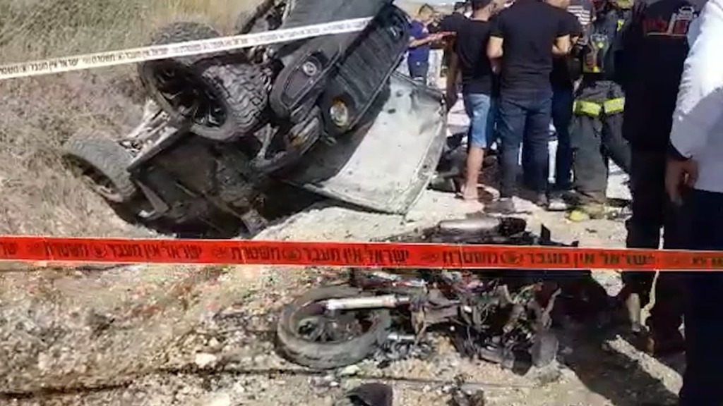 הג'יפ והאופנוע בזירת התאונה (צילום: תיעוד מבצעי מד"א) תאונת דרכים בין כפר קרע לרגבים
