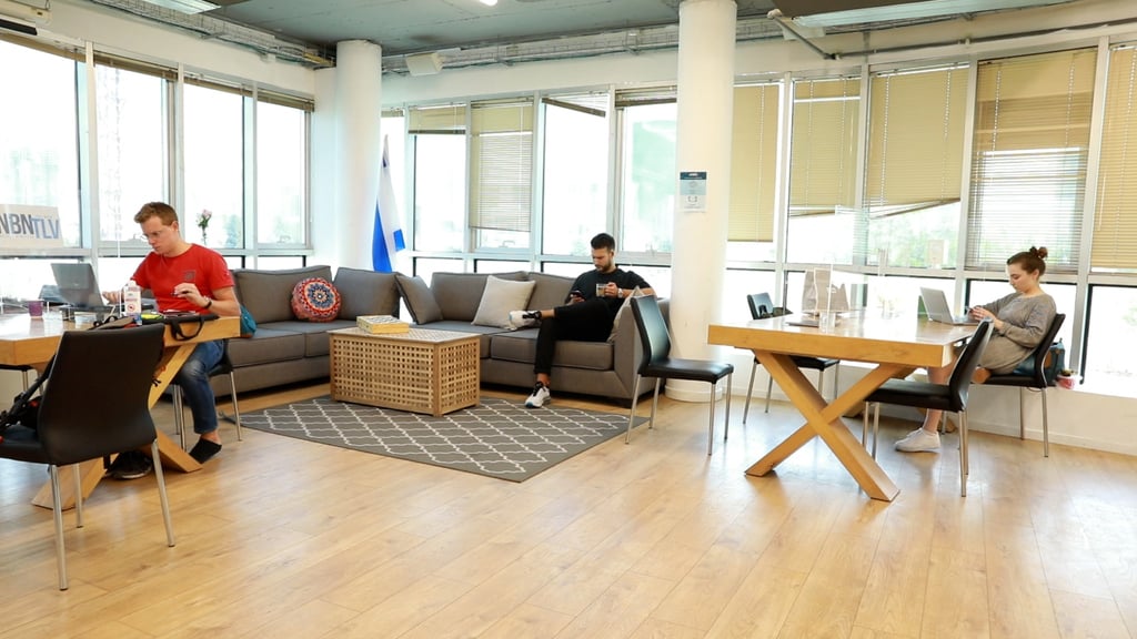 The Nefesh B'Nefesh Hub in Tel Aviv (Photo: Shahar Goldstein) מתחם ה-TLV Hub - משמש כמרכז חברתי למפגשים עסקיים, נטוורקינג, חברויות וגם מקפצה להרבה יוזמות עסקיות משותפות של עולים.