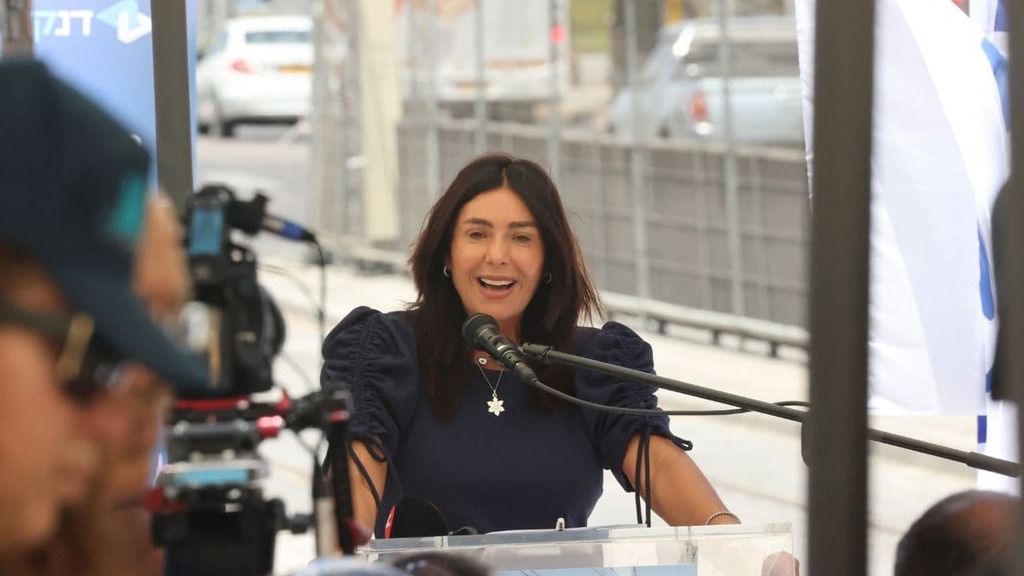 מירי רגב, על הרכבת הקלה - ופוליטיקה (צילום: מוטי קמחי) מירי רגב באירוע לציון תחילת נסיעות המבחן של קו הרכבת הקלה בפתח תקווה