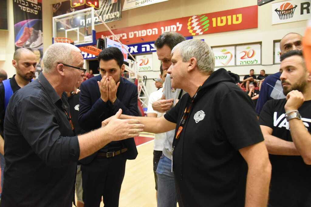 מנכ"ל המינהלת שלומי פרי ויו"ר הפועל חולון איתן לנציאנו