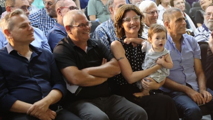 ועידת מרצ. משמאל: ניצן הורוביץ, סגן ראש המועצה האזורית מטה אשר אייל רייז, תמר זנדברג ובתה ומוסי רז (צילום: מוטי קמחי) ועידת מרצ מאשרת את ההסכם הקואליציוני עם יש עתיד
