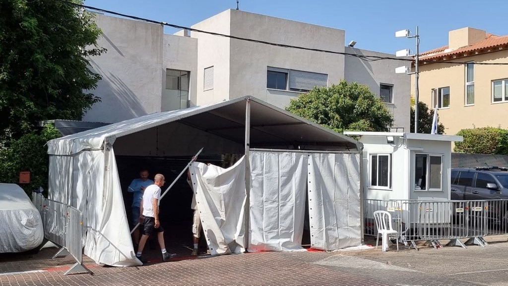 אבטחה ליד בית בנט ברעננה. גם ריבלין רצה להישאר בביתו הפרטי (צילום: שאול גולן) אבטחה וכיסוי סביב ביתו של נפתלי בנט יומיים לפני השבעתו לראשות הממשלה
