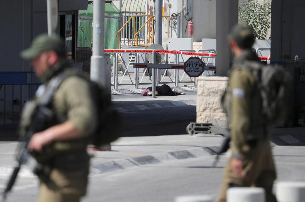 צילום: רויטרס חשודה עם סכין נוטרלה במעבר קלנדיה