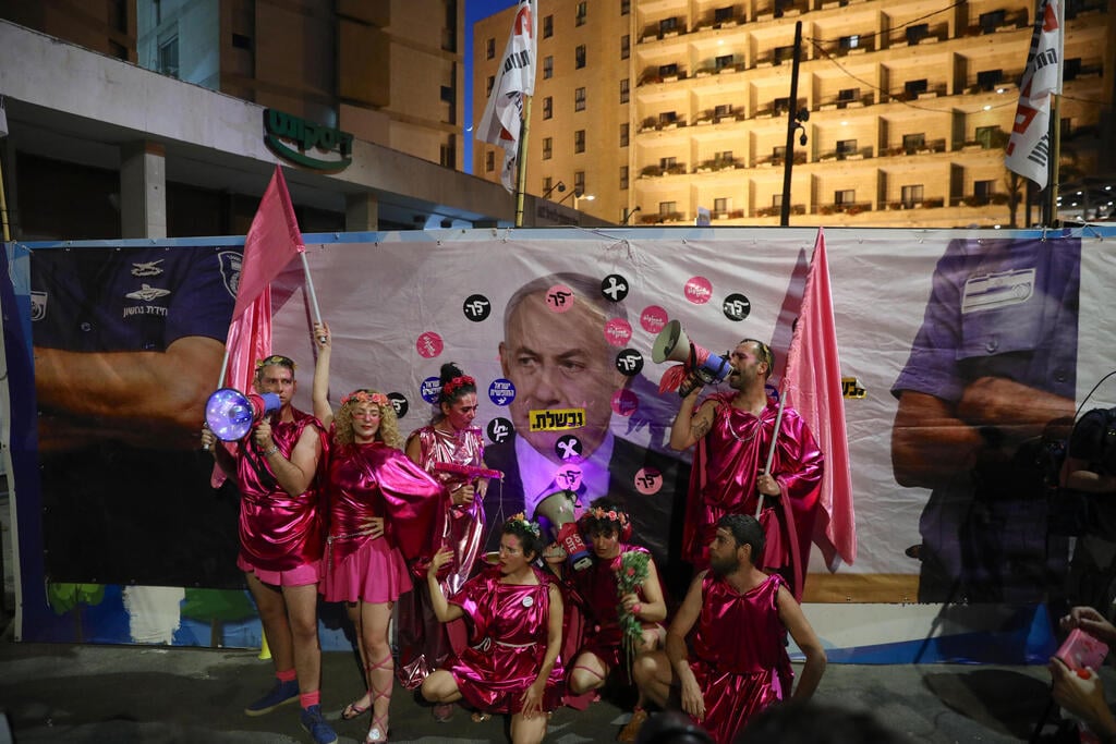 Supporters of the new government demonstrating outside the prime minister's residence in Jerusalem on Saturday night (Photo: EPA) הפגנת תמיכה לקראת השבעת ממשלת שינוי בבלפור