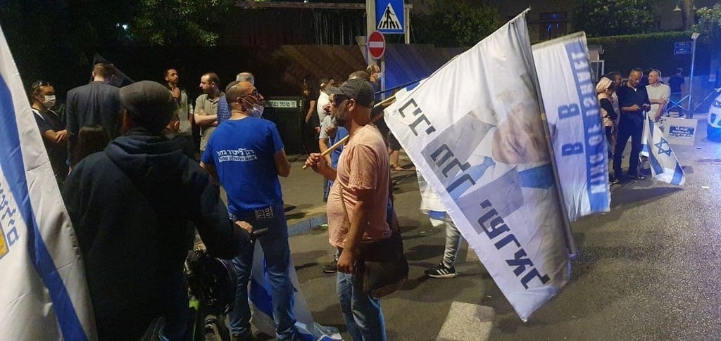 תומכי נתניהו מחכים בבלפור (צילום: אלכס גמבורג) הפגנת הימין במול בלפור