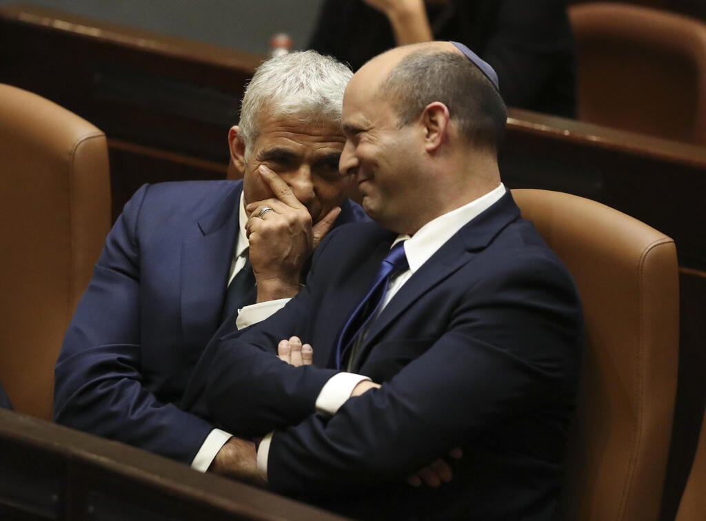 Yair Lapid and Naftali Bennett in the Knesset for Sunday's vote that made them foreign minister and prime minister, respectively (Photo: AP) השבעת הממשלה