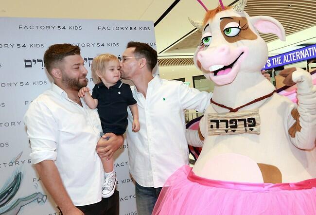 עברי לידר עם בן זוגו יונתן מצ'ניק, ובנם אלבי (צילום: ענת מוסברג) עברי לידר עם בן זוגו יונתן מצ'ניק, ובנם אלבי