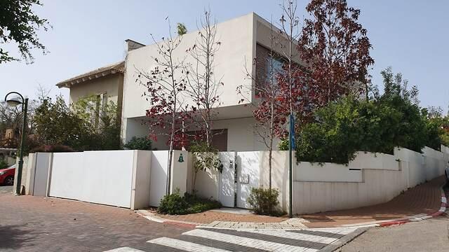 שער מסתורי לווילה גדולה ומעוצבת (צילום: אסף קמר) שער מסתורי לווילה גדולה ומעוצבת
