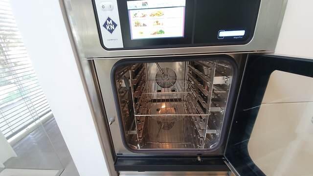 עובד כמו טייס אוטומטי. התנור (צילום: אסף קמר) עובד כמו טייס אוטומטי. התנור