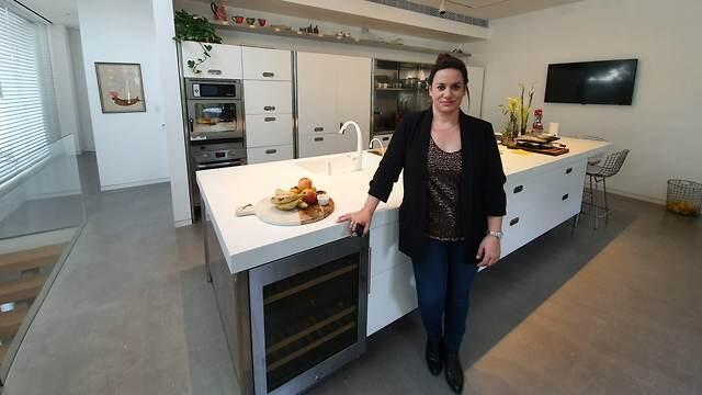 "מיוצר באיטליה ומחירו חצי מיליון שקלים''. מנהלת השיווק, יעל מוסקוביץ (צילום: אסף קמר) "מיוצר באיטליה ומחירו חצי מיליון שקלים''. מנהלת השיווק, יעל מוסקוביץ