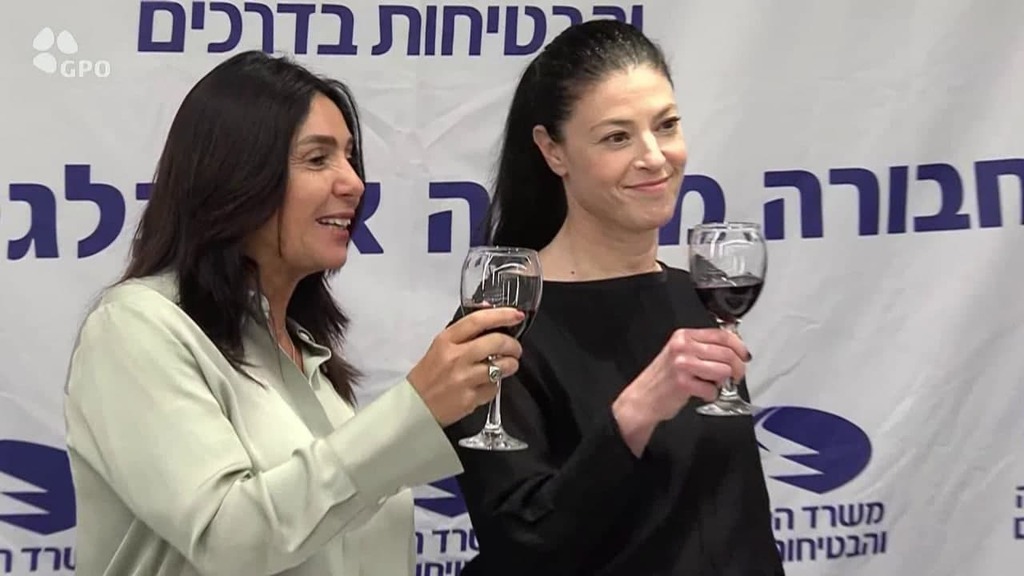 השרה לשעבר האשימה את הנוכחית באחריות למותם של פעוטות. מיכאלי ורגב בהעברת התפקיד (צילום: לע"מ) טקס חילופי שרות במשרד התחבורה