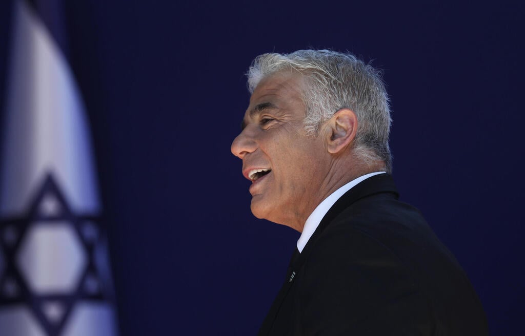 לפיד. מתקפה על פולין (צילום: EPA) ראובן ריבלין מארח את התמונה המסורתית בבית הנשיא של ממשלת ישראל ה-36