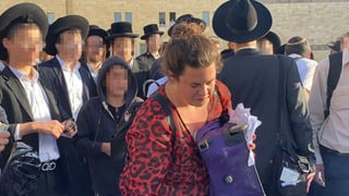 תמי גוטליב אוספת את דפי הסידורים הקרועים