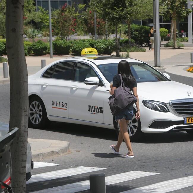 "תודה לאל, המונית הגיעה"