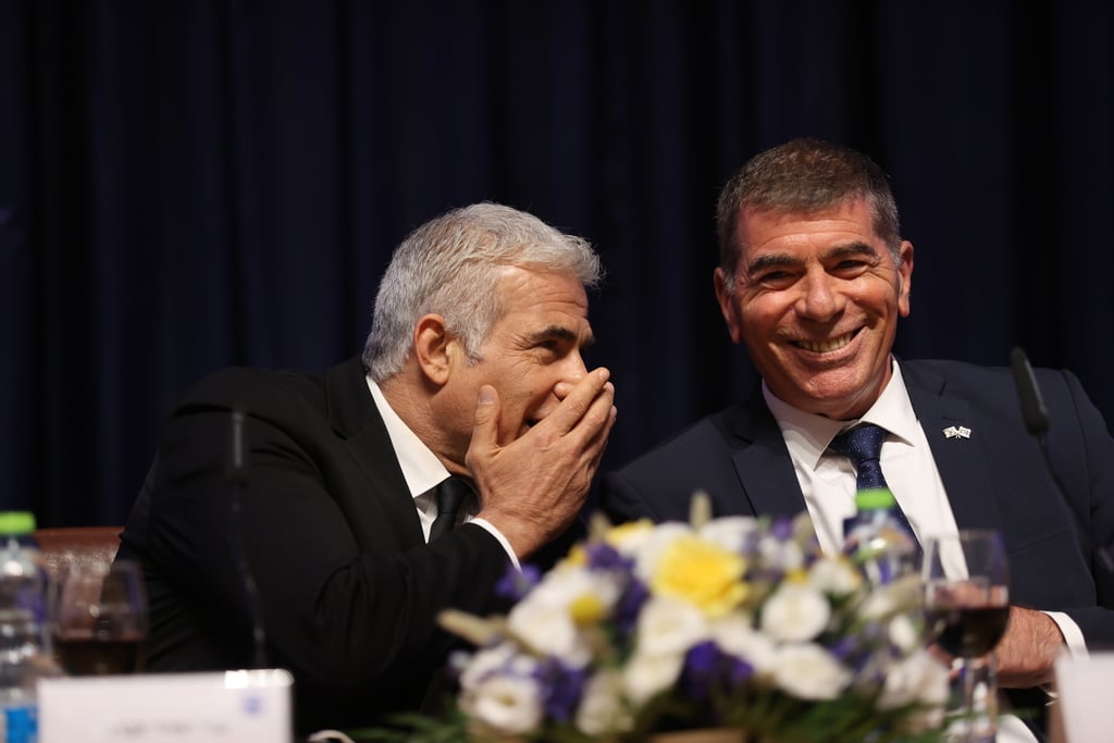 אשכנזי יוצא, לפיד נכנס. היום במשרד החוץ בירושלים (צילום: אלכס קולומויסקי) טקס חילופי שר החוץ