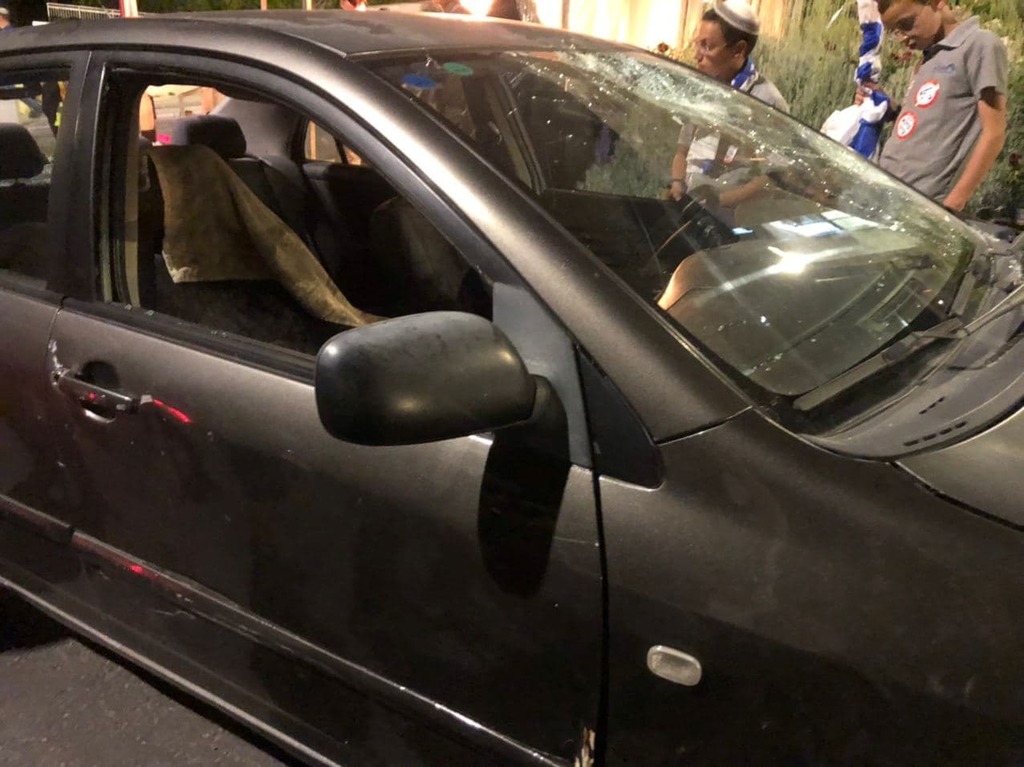 אבנים הושלכו לעבר רכב יהודי סמוך לכותל