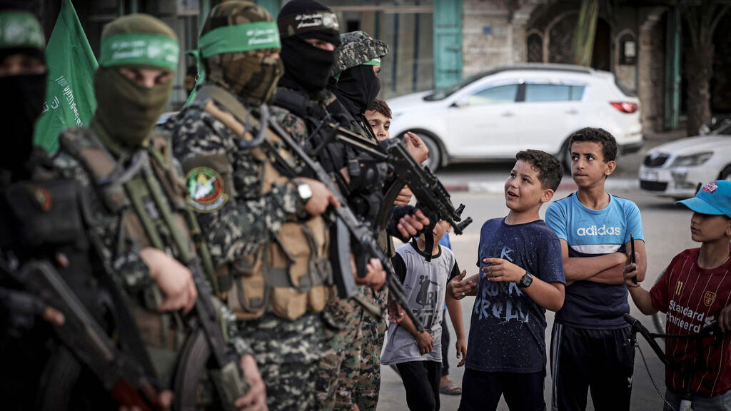 ילדים בעזה עם חמושים של חמאס