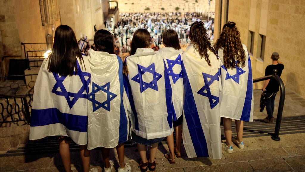 The Jerusalem flag march reaches Western Wall (Photo: Reuters) צעדת הדגלים