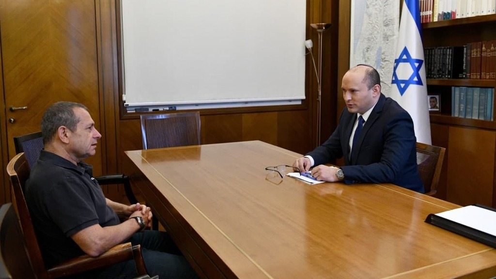Nadav Argaman and Naftali Bennett (Photo: GPO) בנט וארגמן