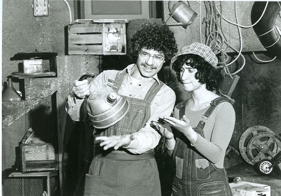 עם שלמה ניצן. ''קשה לפעמים להפנים שציפי זה לא רק רגע'' (צילום: הטלוויזיה החינוכית) עם שלמה ניצן. ''קשה לפעמים להפנים שציפי זה לא רק רגע''