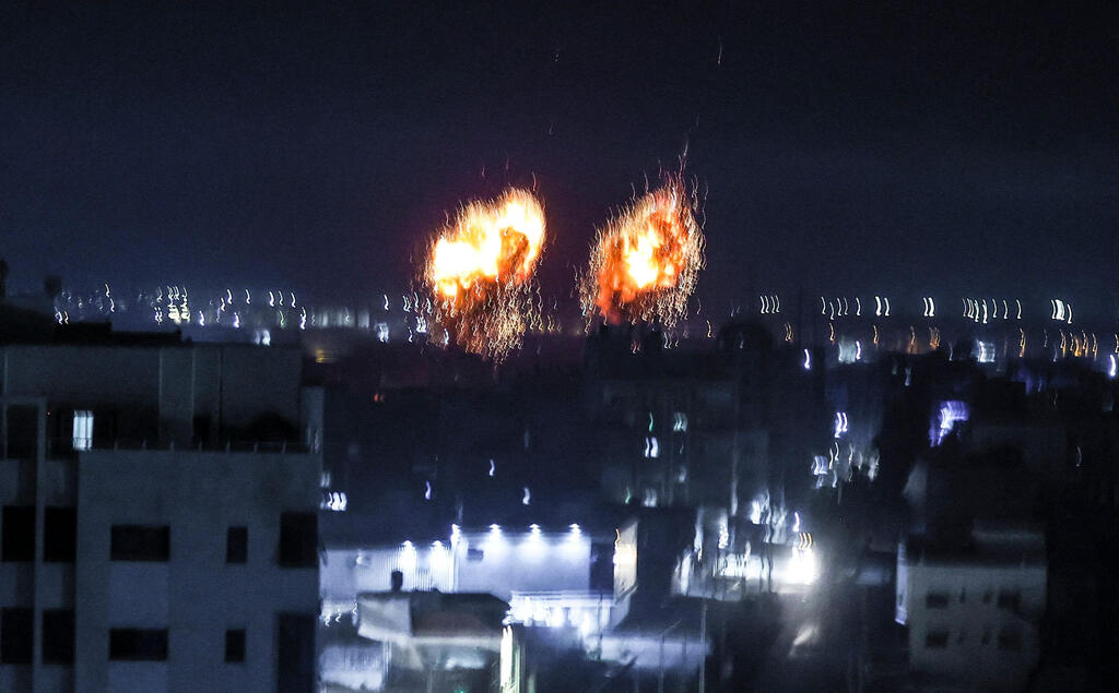 Israeli military strikes in the Gaza Strip in retaliation for incendiary balloon attacks (Photo: AFP) תקיפת צה"ל ברצועה