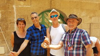 מורה הדרך חנן נול (מימין) עם קבוצת תיירים מחו"ל