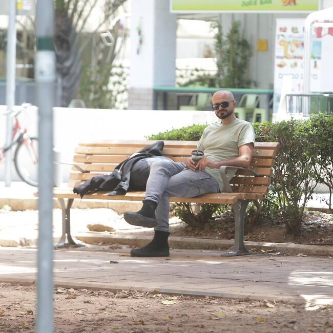 יושב לבד בשדרה (צילום: מוטי לבטון) יושב לבד בשדרה