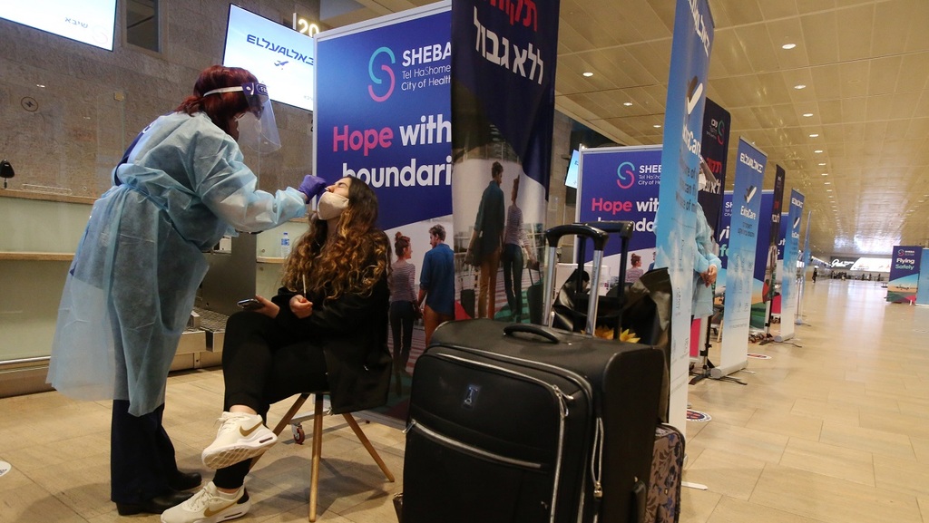 Travelers are tested for coronavirus at Ben-Gurion International Airport, June 2021 (Photo: Tal Shahar) בדיקת קורונה בנתב"ג