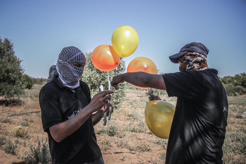 פלסטינים בעזה מכינים בלוני נפץ