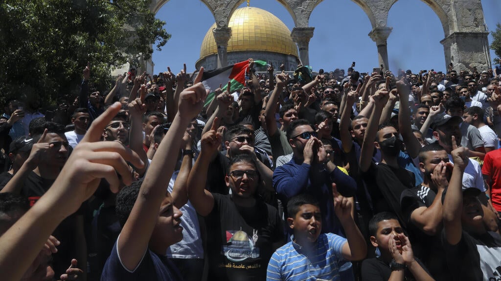 Palestinians protest Israeli presence at Temple Mount (Photo: AP) מחאות בהר הבית