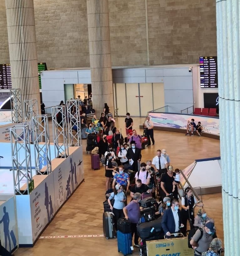 העומס בנתב"ג ביום שישי. גם אתמול דיווחה נוסעת: "אף אחד לא בדק אותי" עומסים בנתב"ג