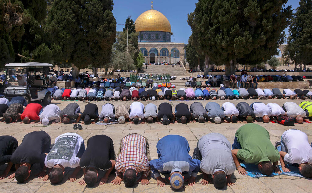 Palestinians pray on the Temple Mount (Photo: AFP) פלסטינים מתפללים בהר הבית