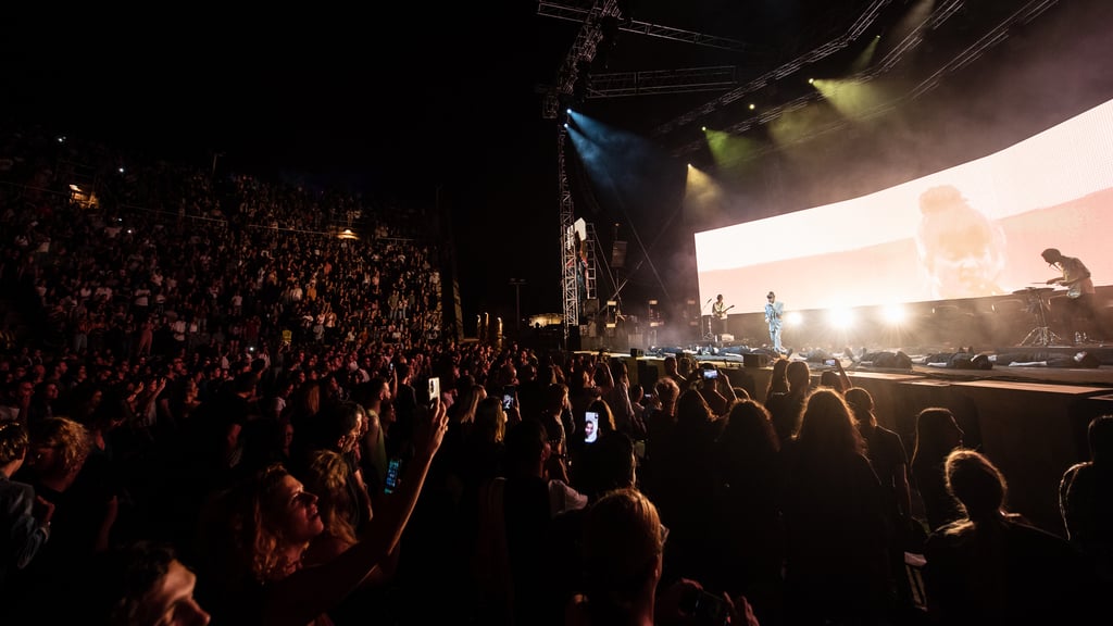A concert in Caesarea for Green Pass holders in the midst of the pandemic (Photo: Raz Gross) נגה ארז בהופעה בקיסריה