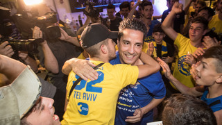 יאניס חוגג