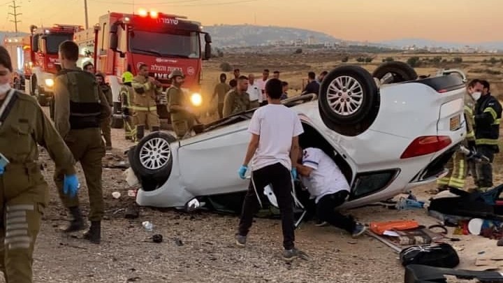 הנהגת הישראלית פונתה לבית החולים במסוק. זירת התאונה בשומרון (צילום: תיעוד מבצעי מד"א) תאונה בכביש 505