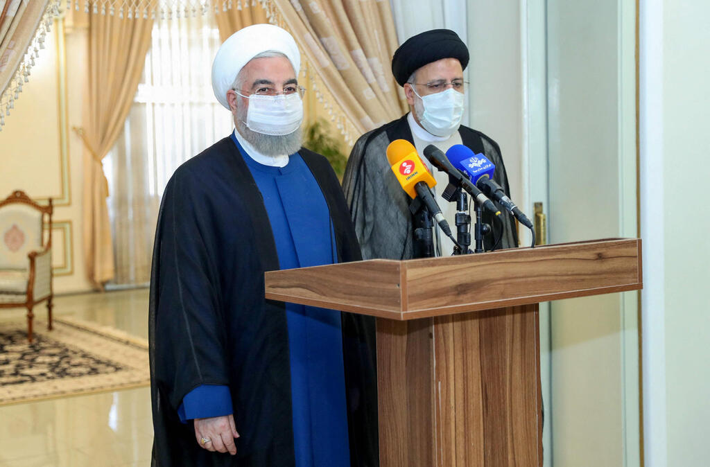 ראיסי עם הנשיא היוצא חסן רוחאני (צילום: AFP) נשיא איראן הנבחר איברהים ראיסי עם הנשיא היוצא חסן רוחאני