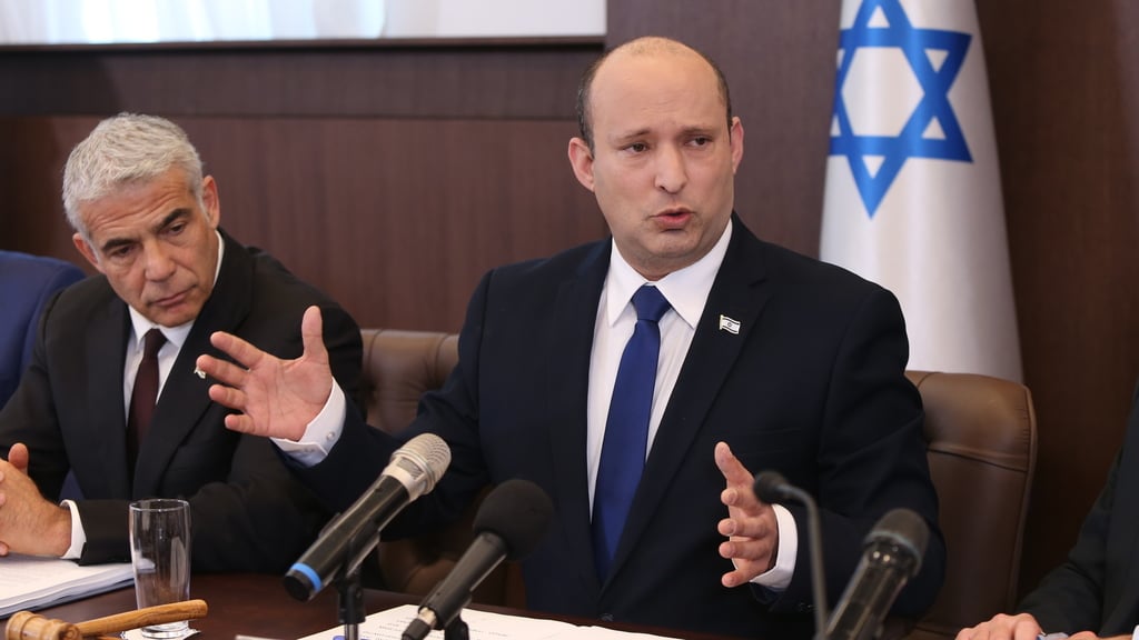 בהנהלת הקואליציה בוחנים שינויים והקלות בחוק. בנט ולפיד בישיבת הממשלה, היום