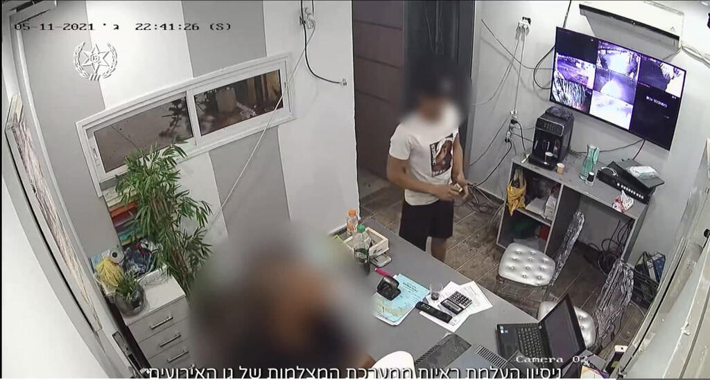 אחד הנאשמים ניסה להעלים מצלמות. מתוך התיעוד (צילום: דוברות המשטרה ) תיעוד שיבוש הראיות