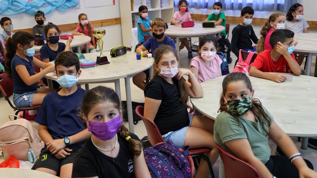 Schoolchildren wearing masks in class (Photo: Yariv Katz) בית הספר ענבלים