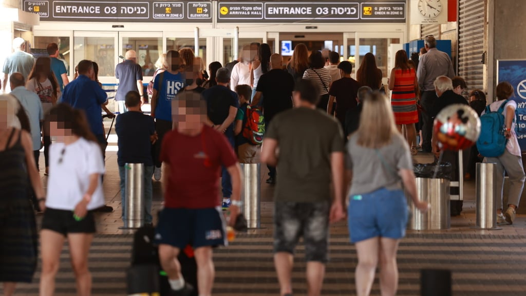 Travelers arrive at Ben Gurion Airportv (Photo: Amit Shaal) נחיתות בנתב"ג