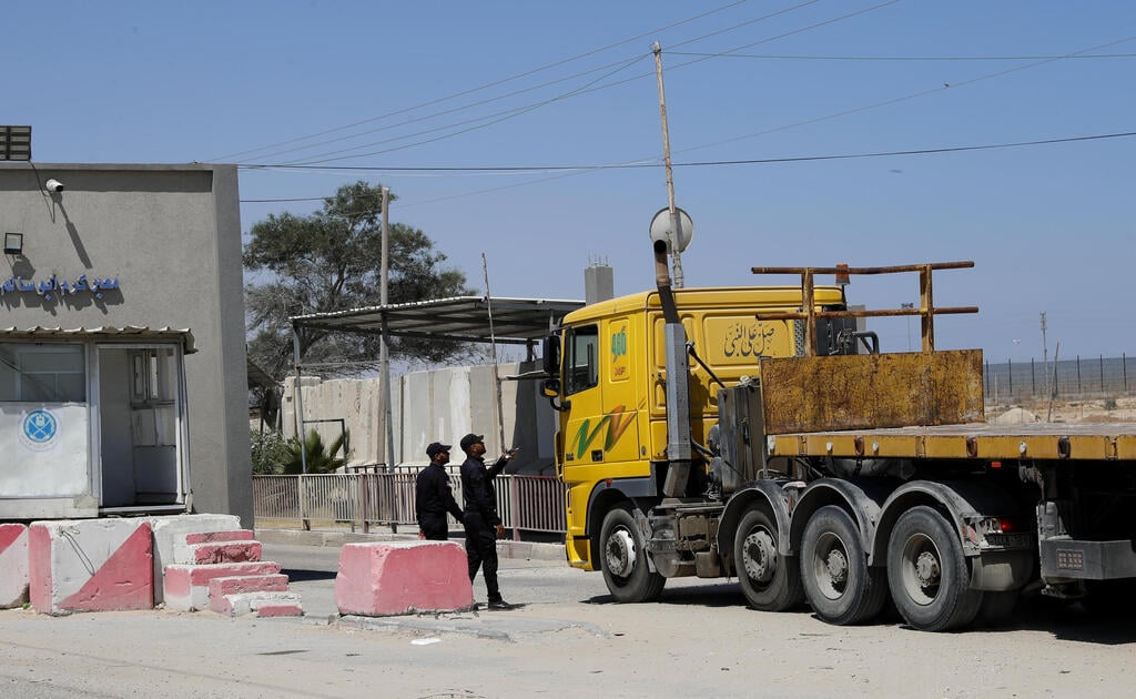 Kerem Shalom Border Crossing (Photo: AP) משאיות במעבר כרם שלום