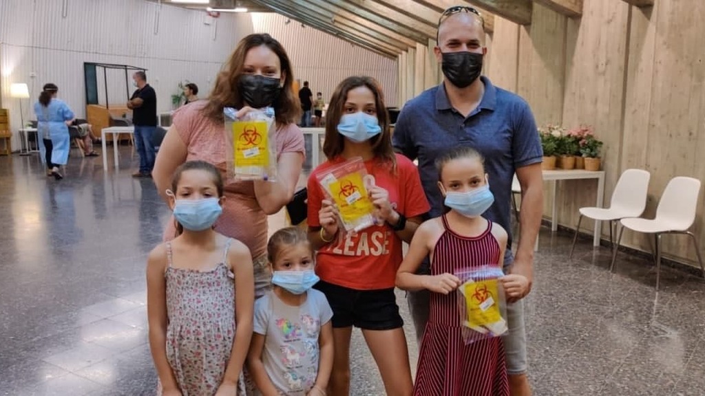A family waiting to get tested for coronavirus at the Ben Gurion International Airport upon their return to Israel on Monday משפחת ערמון במתחם בדיקות הקורונה בקימרון