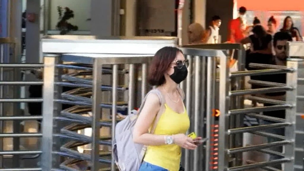 A woman wearing a face mask in the northern town of Binyamina where dozens of coronavirus cases have been reported (Photo: Shamir Elbaz) בצל התפשטות הקורונה המחודשת בבנימינה- חלק מהציבור חזר לעטות מסכות