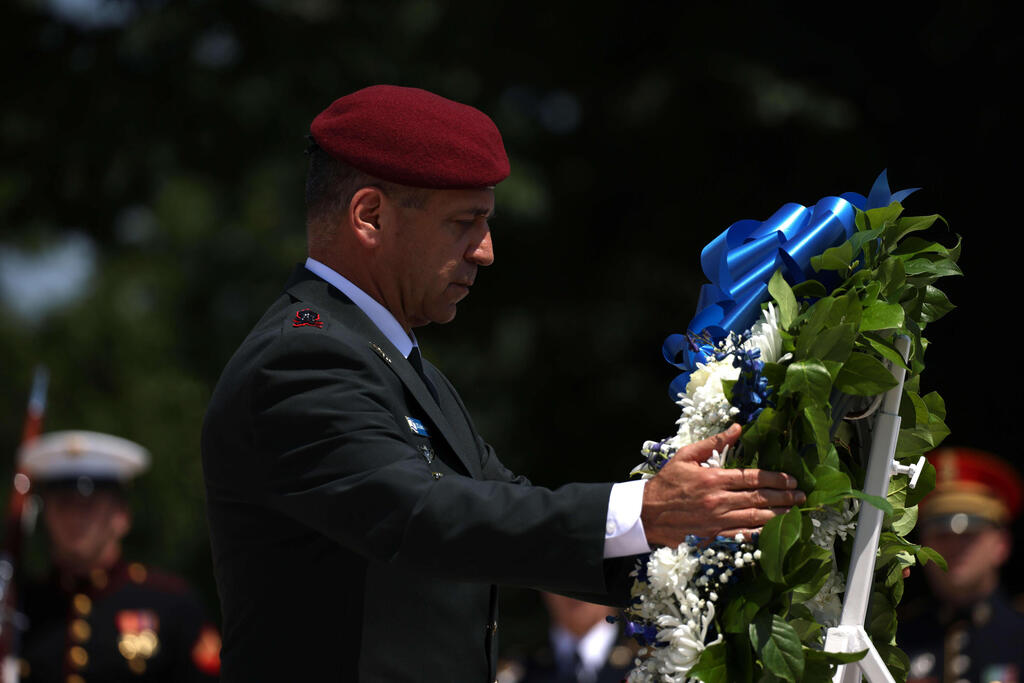 Kochavi participates in a wreath-laying ceremony at the Tomb of the Unknown Soldier in Arlington, Virginia (Photo: AFP) ביקורו הראשון של הרמטכ"ל, רב-אלוף אביב כוכבי בארצות הברית