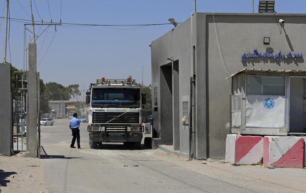 A truck loaded with supplies enters the Gaza Strip through the Kerem Shalom border crossing on Wednesday (Photo: AP) משאיות במעבר כרם שלום