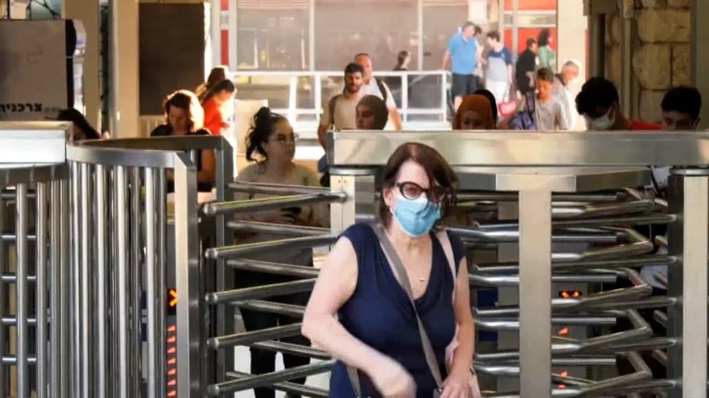 A woman wears a mask in the Binyamina train station on Monday (Photo: Shamir Elbaz) בצל התפשטות הקורונה המחודשת בבנימינה- חלק מהציבור חזר לעטות מסכות